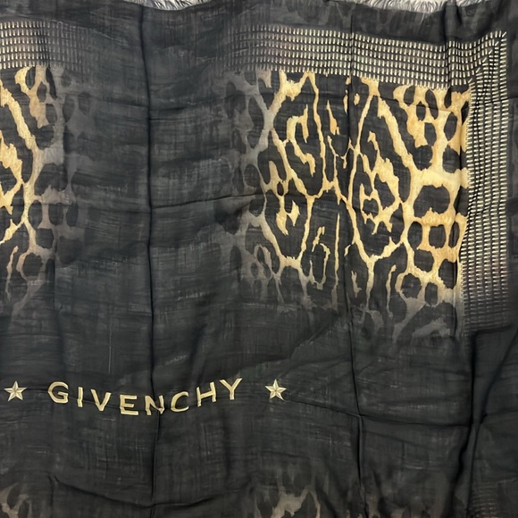 Brand new Givenchy wool 44x44” - Picture 4 of 10